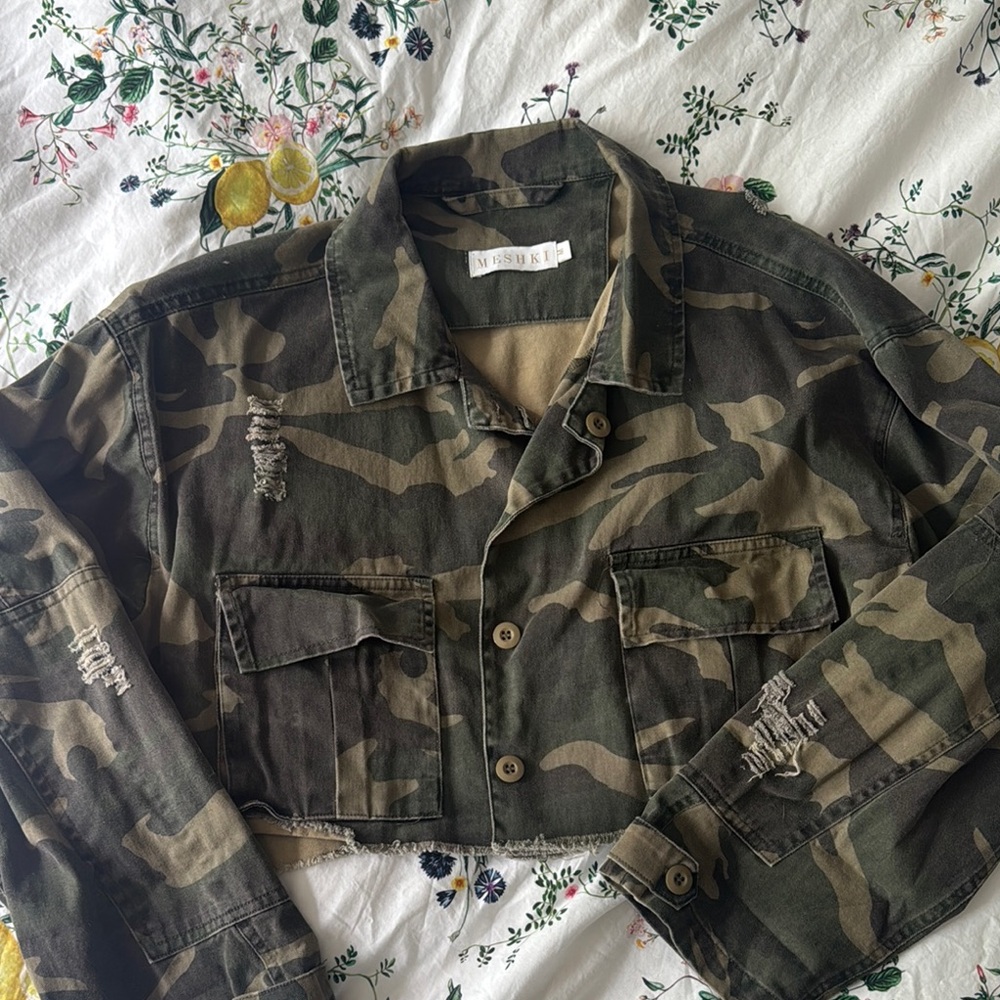 MESHKI  oversized M Cropped Camouflage Jacket
